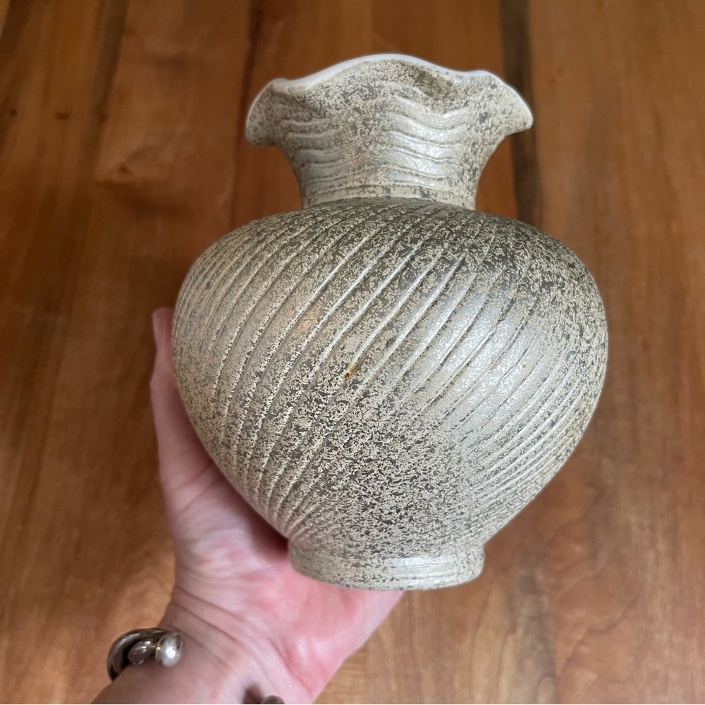 Vintage Shawnee Pottery Round 6" Vase Cream Gold Swirl Speckle Ruffle MCM 1409 - Picture 5 of 6